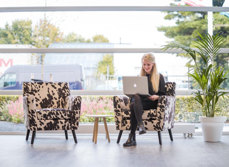 Vrouw op stoel met laptop