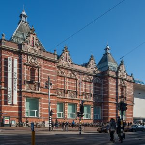 gebouw met keramische elementen